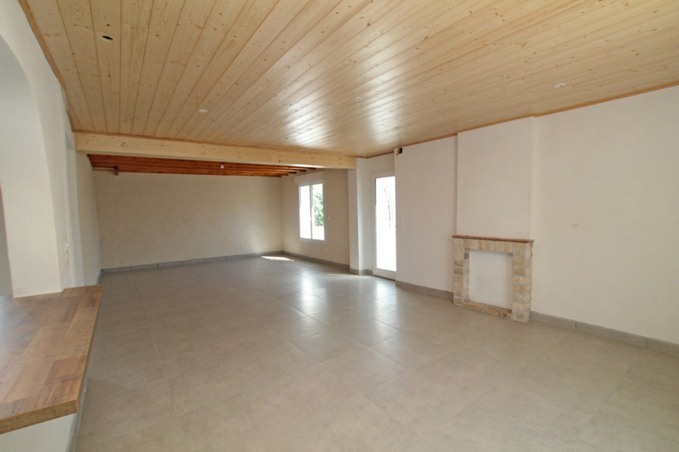 Aum-VR-25-Salle-Angle-Bar–IMG_1692_fm_1170w